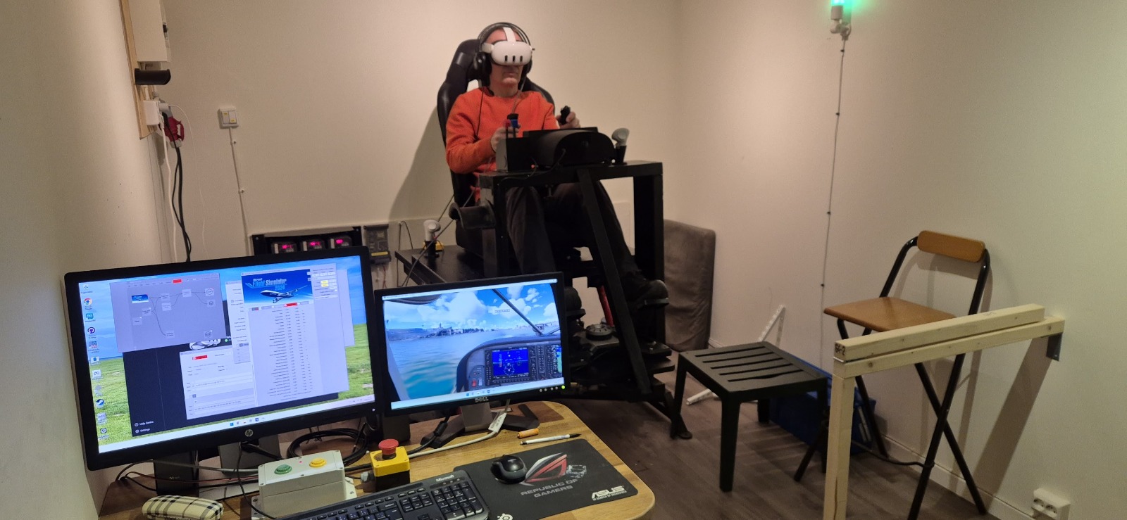 Vår Cessna-simulator med rörlig stol och VR-headset.